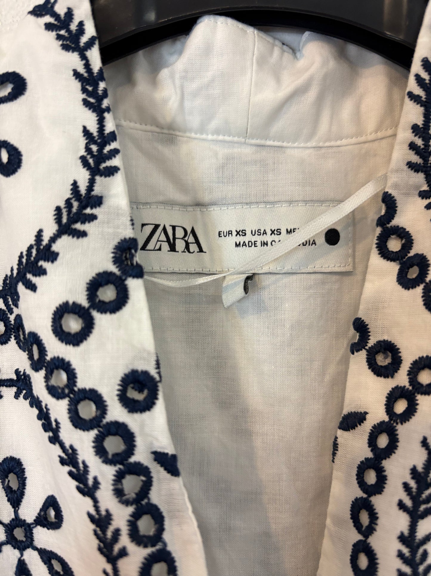 ZARA. Vestido midi blanco bordados
