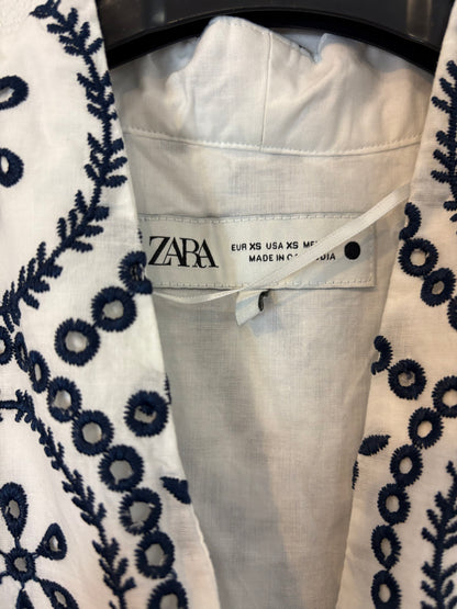 ZARA. Vestido midi blanco bordados