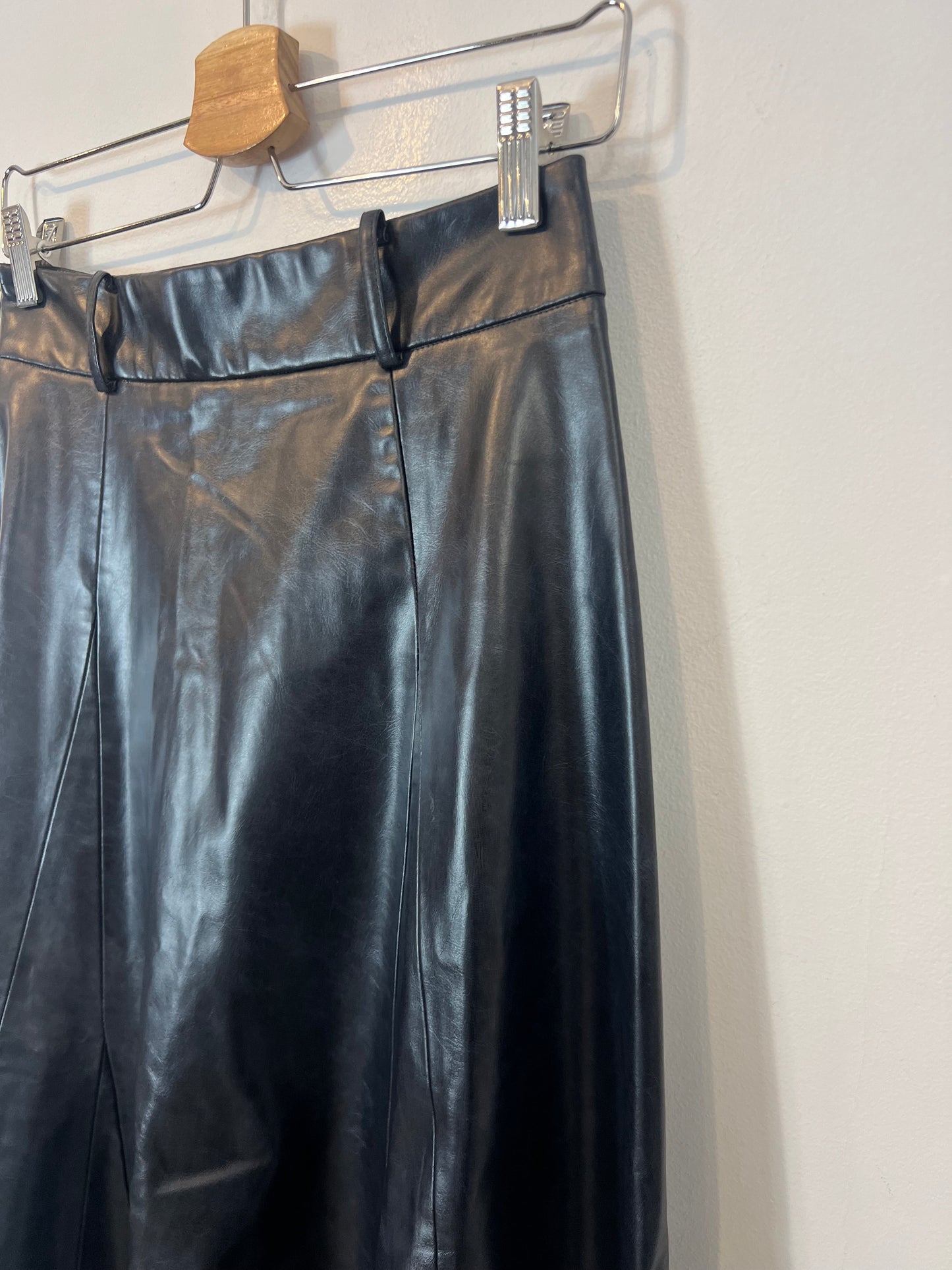 ZARA. Falda azul oscuro piel T.s