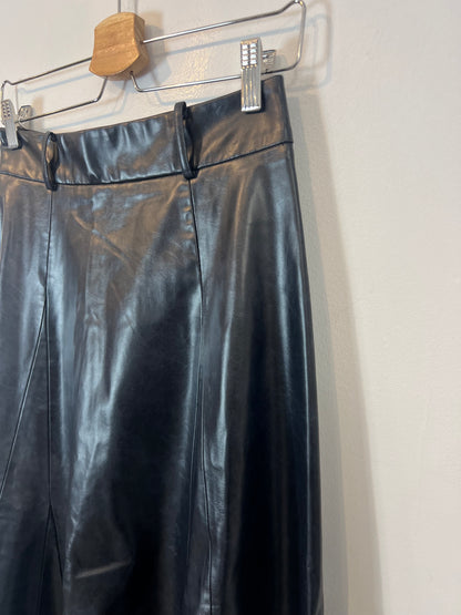 ZARA. Falda azul oscuro piel T.s