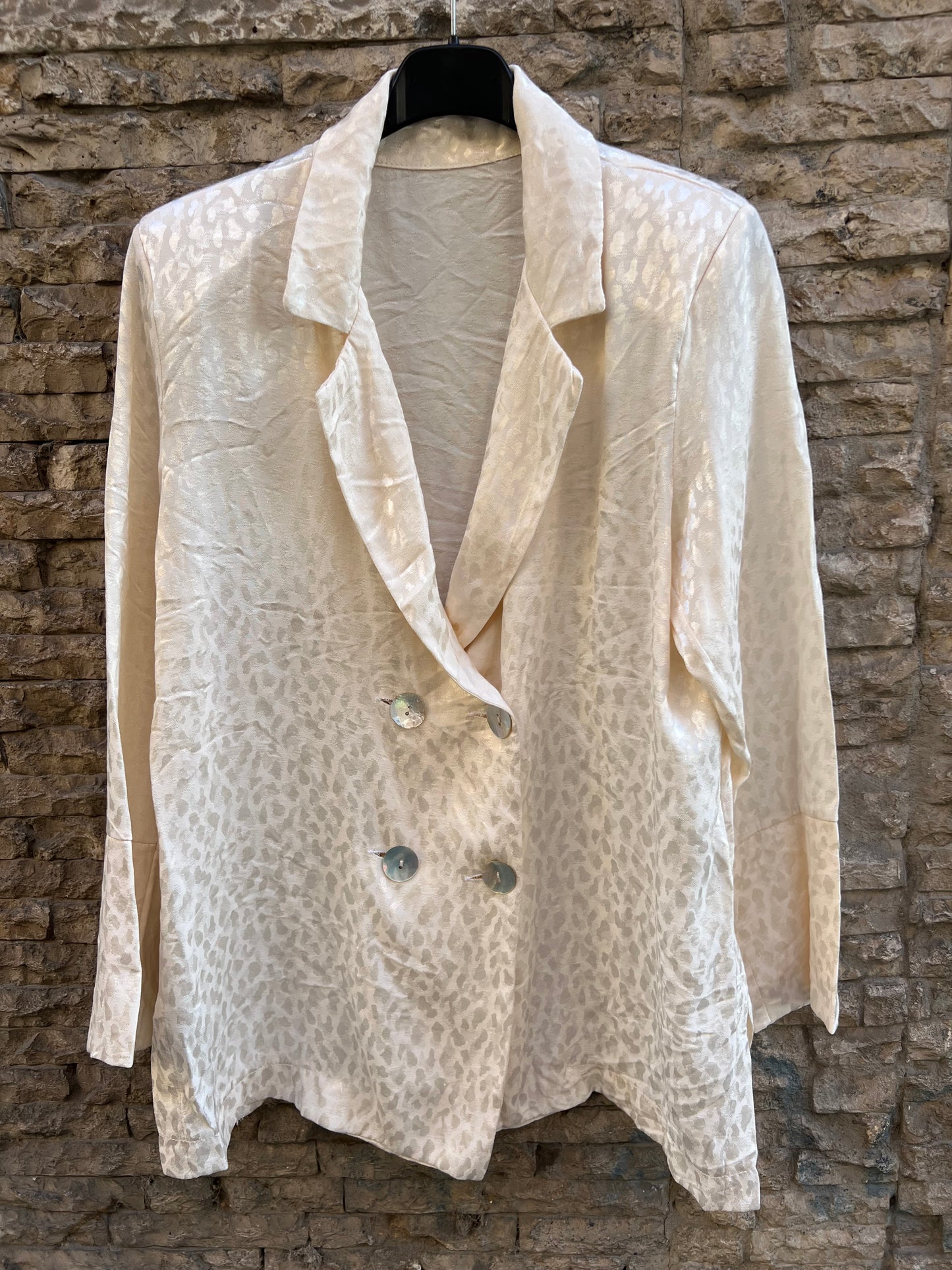 OTRAS. Blazer fluida beige botones nácar. T S