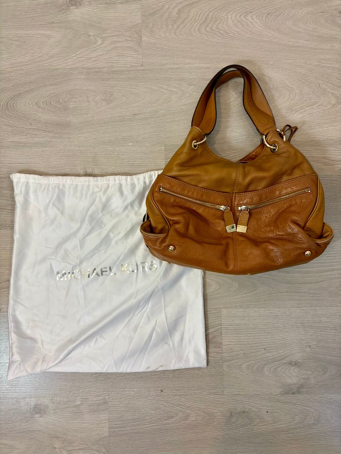 MICHAEL KORS. Bolso de hombro piel camel