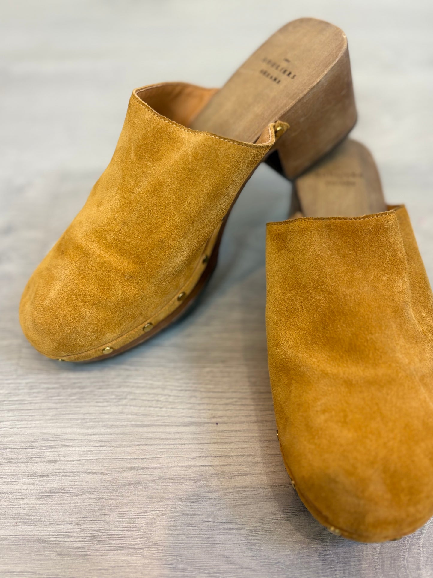 SÉZANE. Zueco camel piel