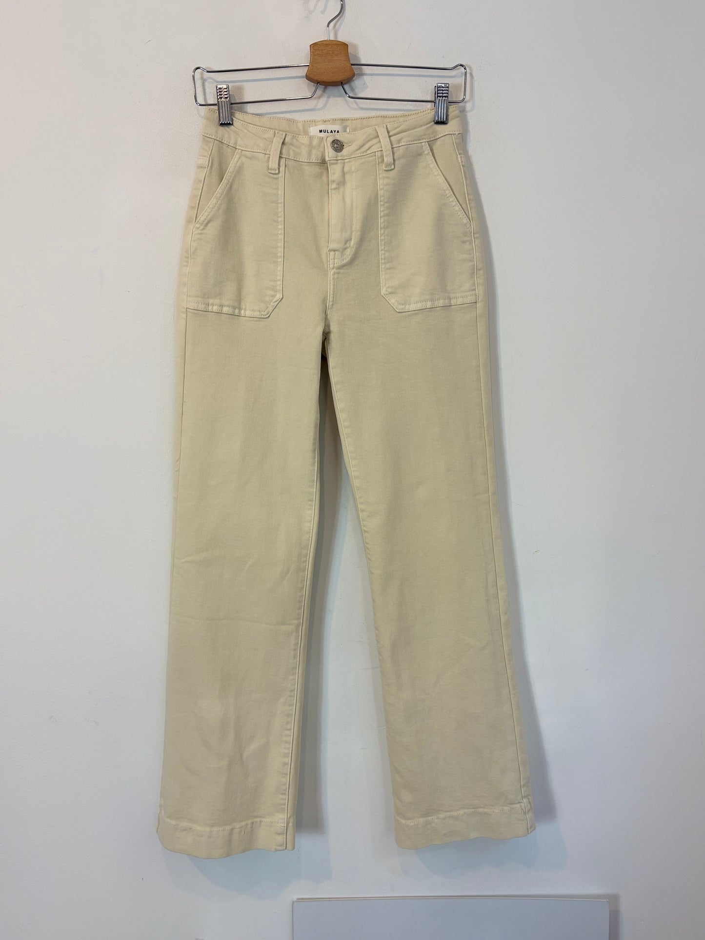 Pantalón beige recto bolsillos