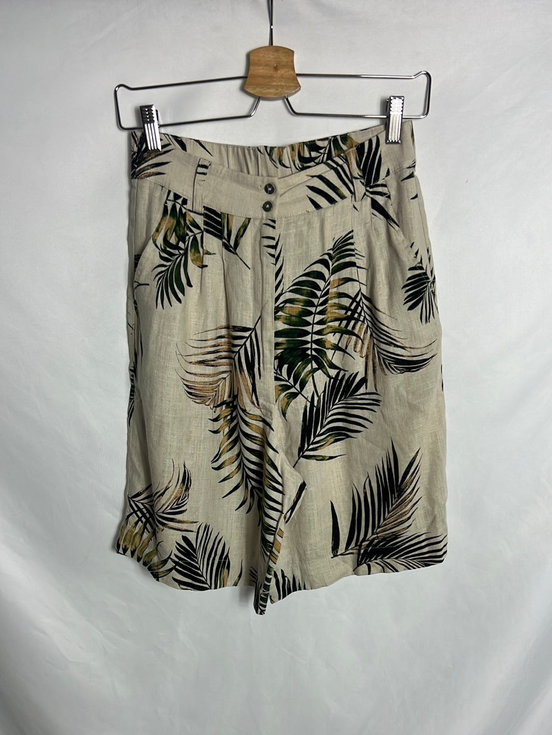 OBJECT. Beige leaf print Bermuda shorts. T 36