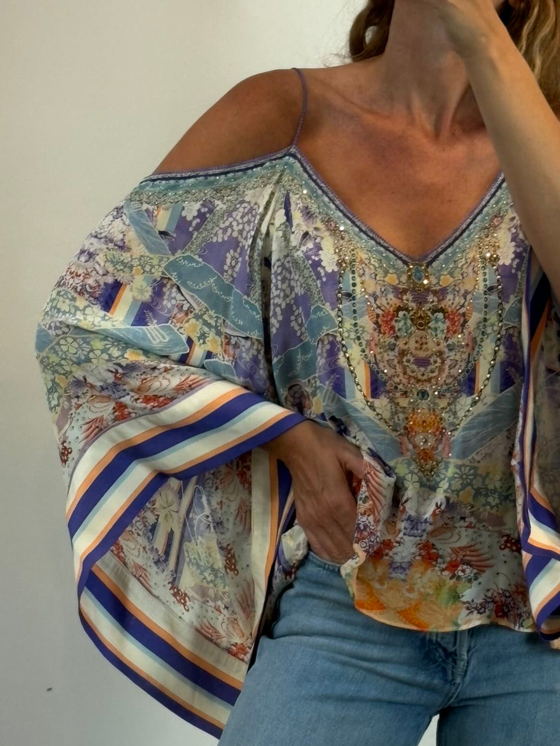 CAMILLA. Top seda estampado y pedrería