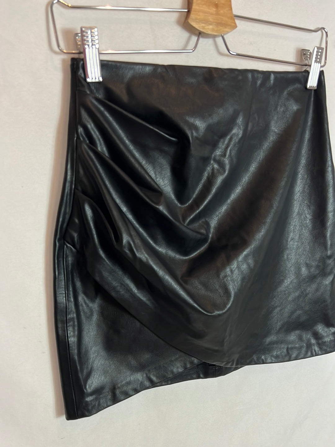 STRADIVARIUS. Falda efecto piel fruncida. T 36