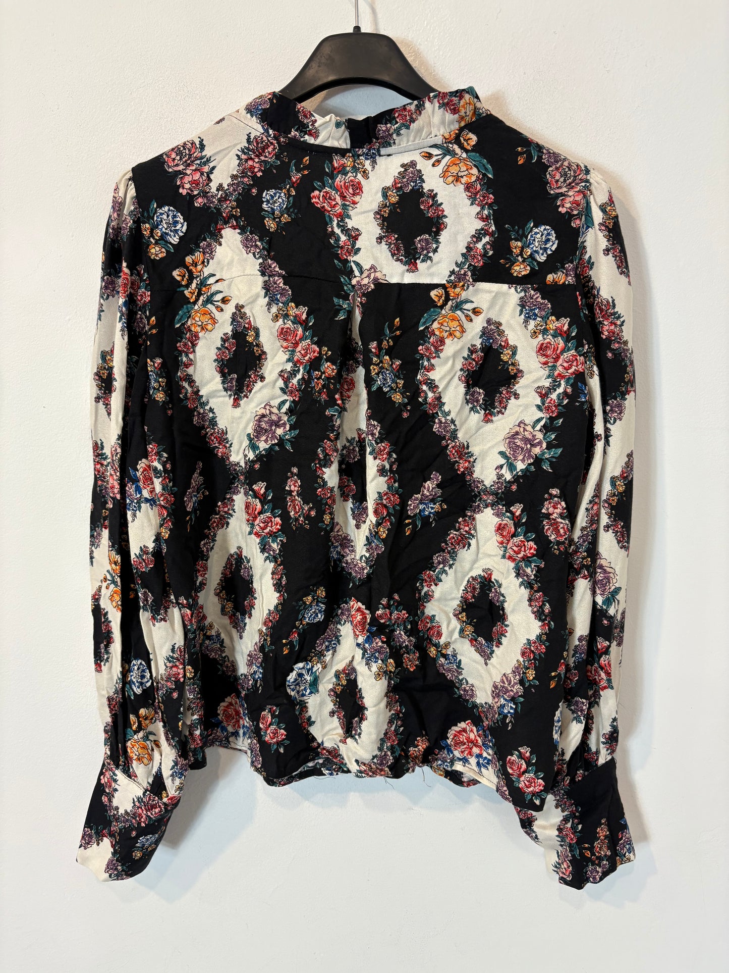 MANGO. Blusa estampada cuello pico