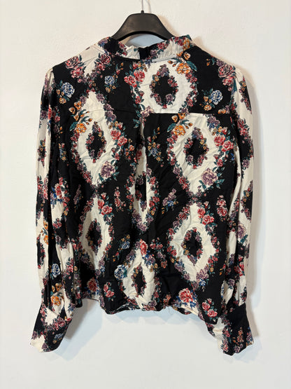 MANGO. Blusa estampada cuello pico