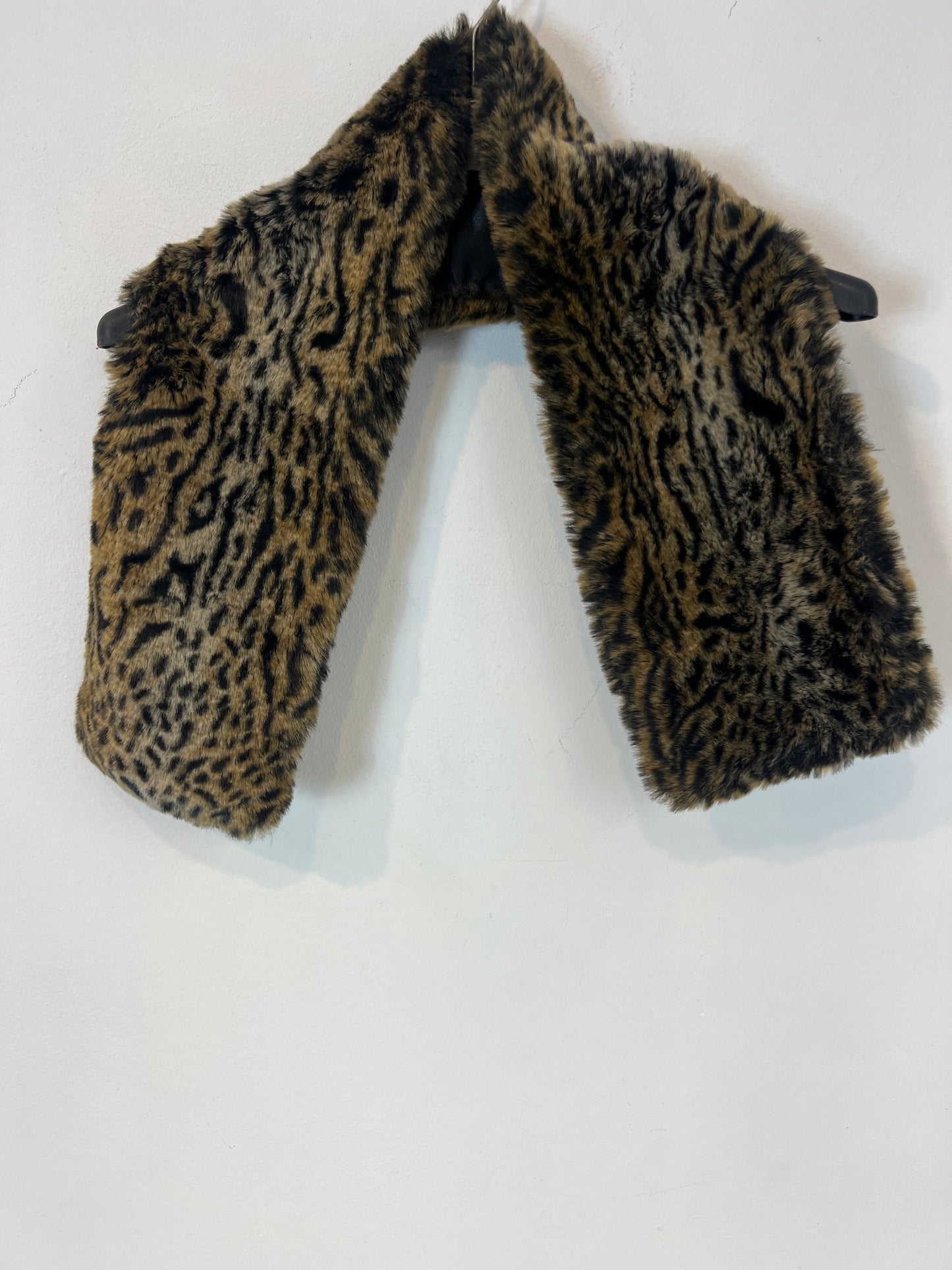 ZARA. Cuello pelo animal print