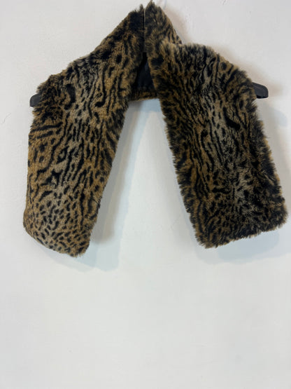 ZARA. Cuello pelo animal print
