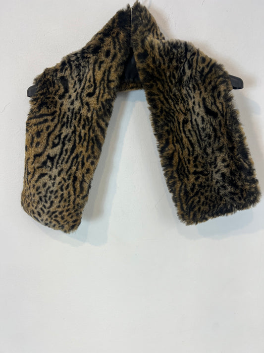 ZARA. Cuello pelo animal print