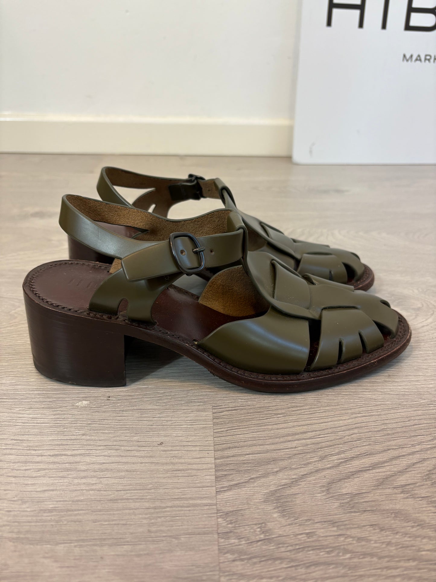 HEREU STUDIO. Sandalia piel destaponada verde. T 39