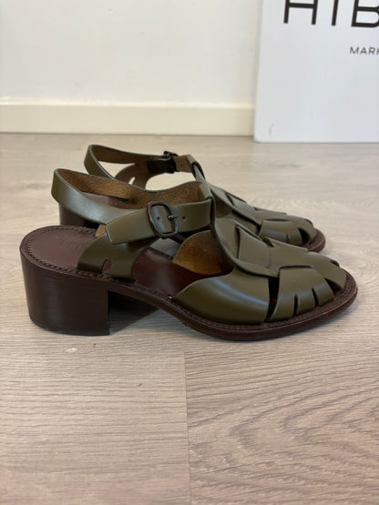 HEREU STUDIO. Sandalia piel destaponada verde. T 39