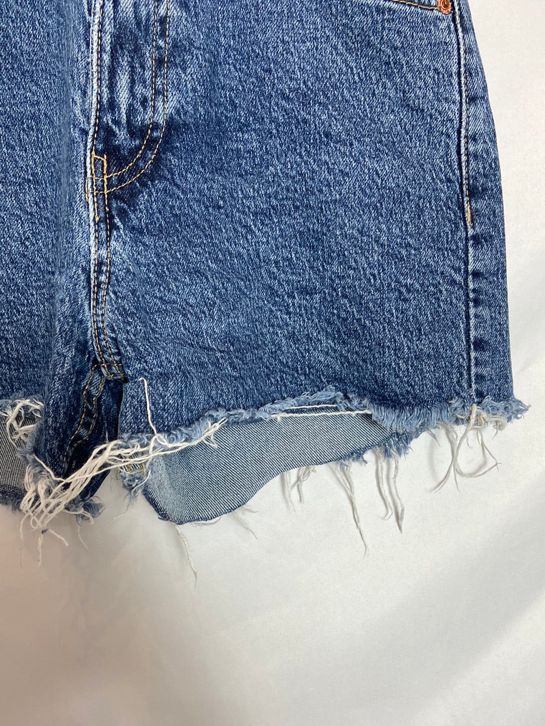 ZARA. Short vaquero deshilachado T.34