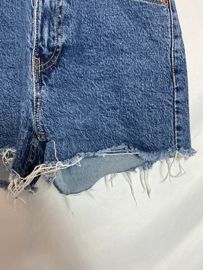 ZARA. Short vaquero deshilachado T.34