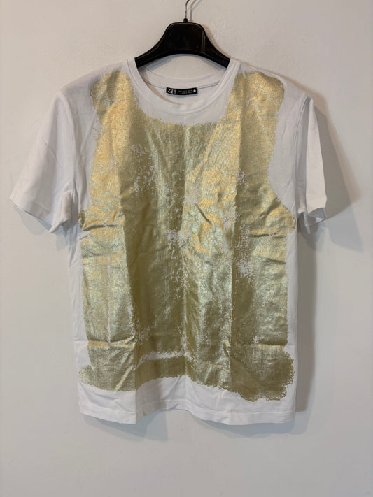ZARA. Camiseta blanca textura en dorado. T S