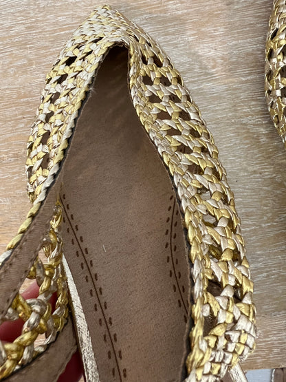 CORINA. Sandalia plana troquelada dorada. T 38