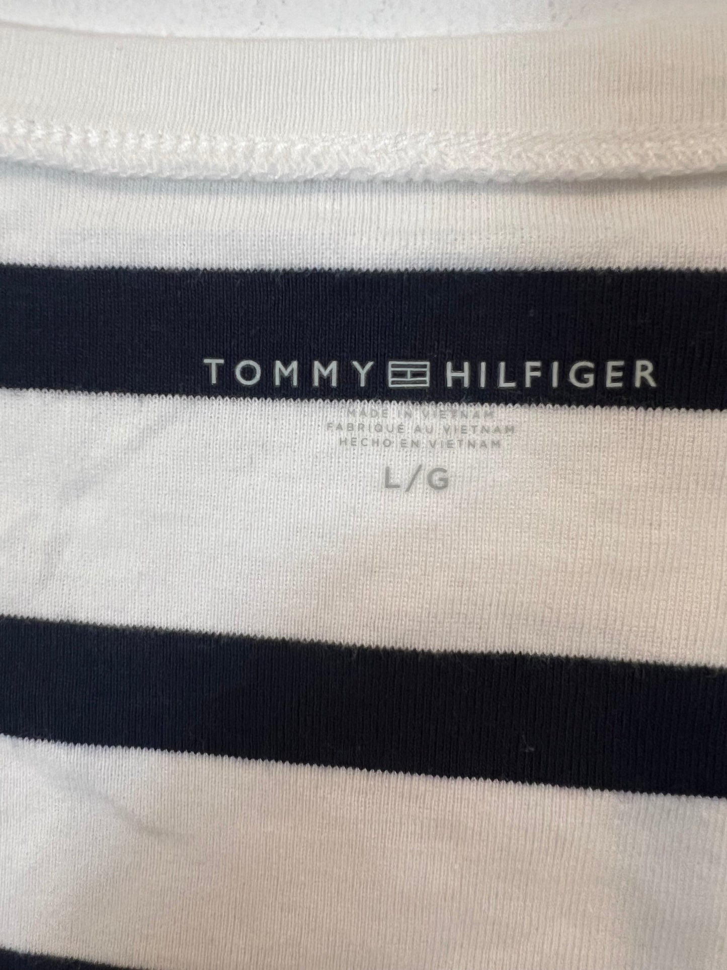 TOMMY  HILFIGUER. Camiseta rayas letras bordadas. T L