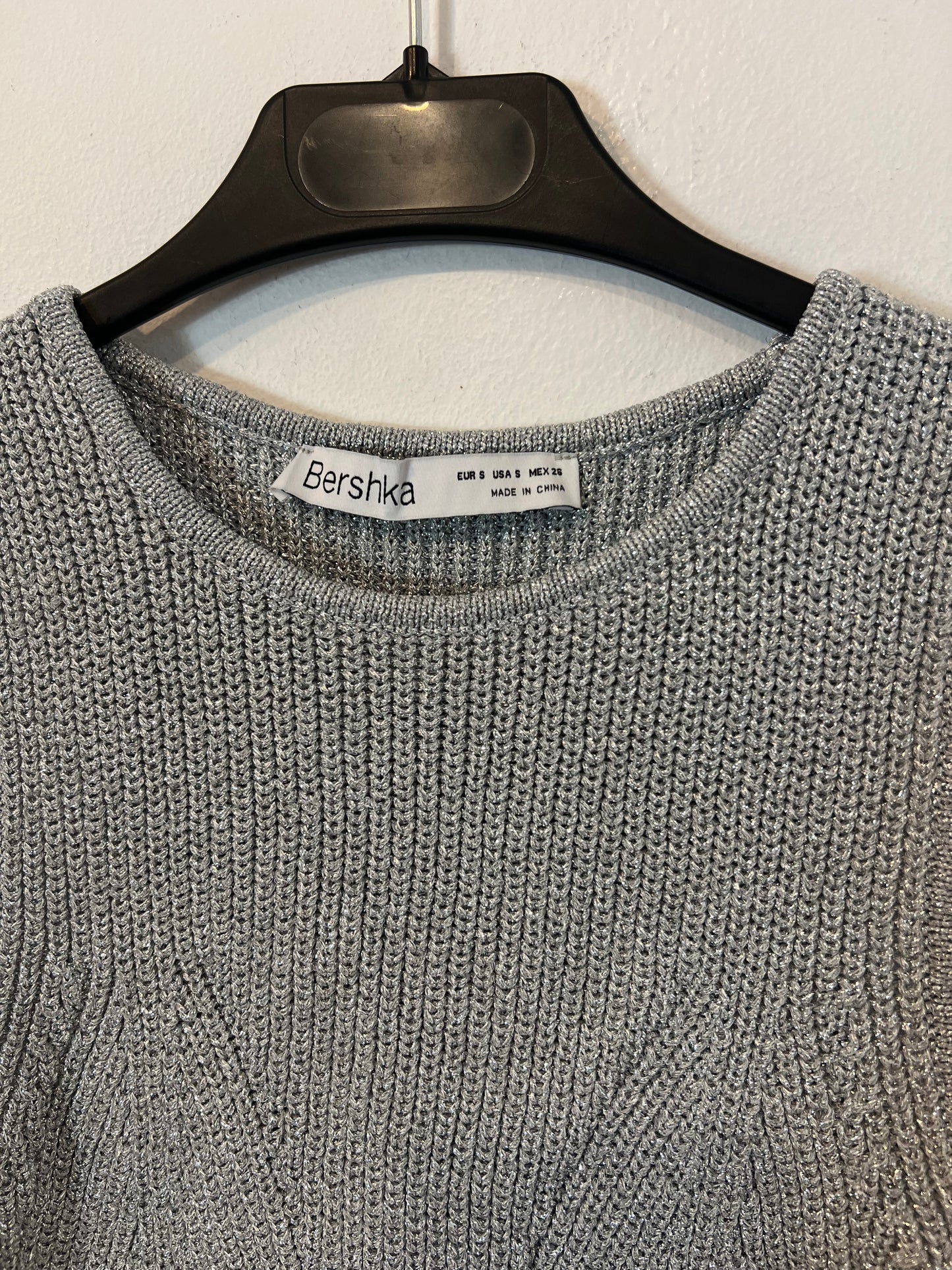 BERSHKA. Top gris hilos T.s