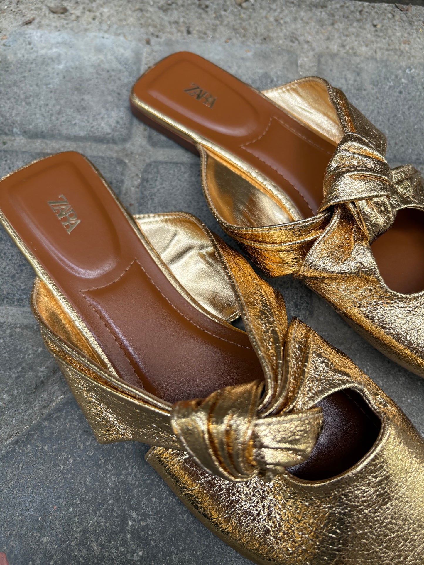 ZARA. mules dorados nudo  T.38