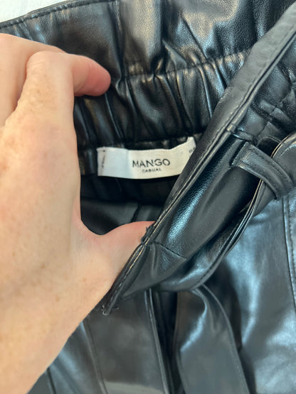 MANGO. Pantalón efecto piel  T.s