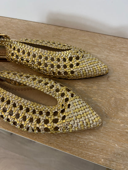 CORINA. Sandalia plana troquelada dorada. T 38