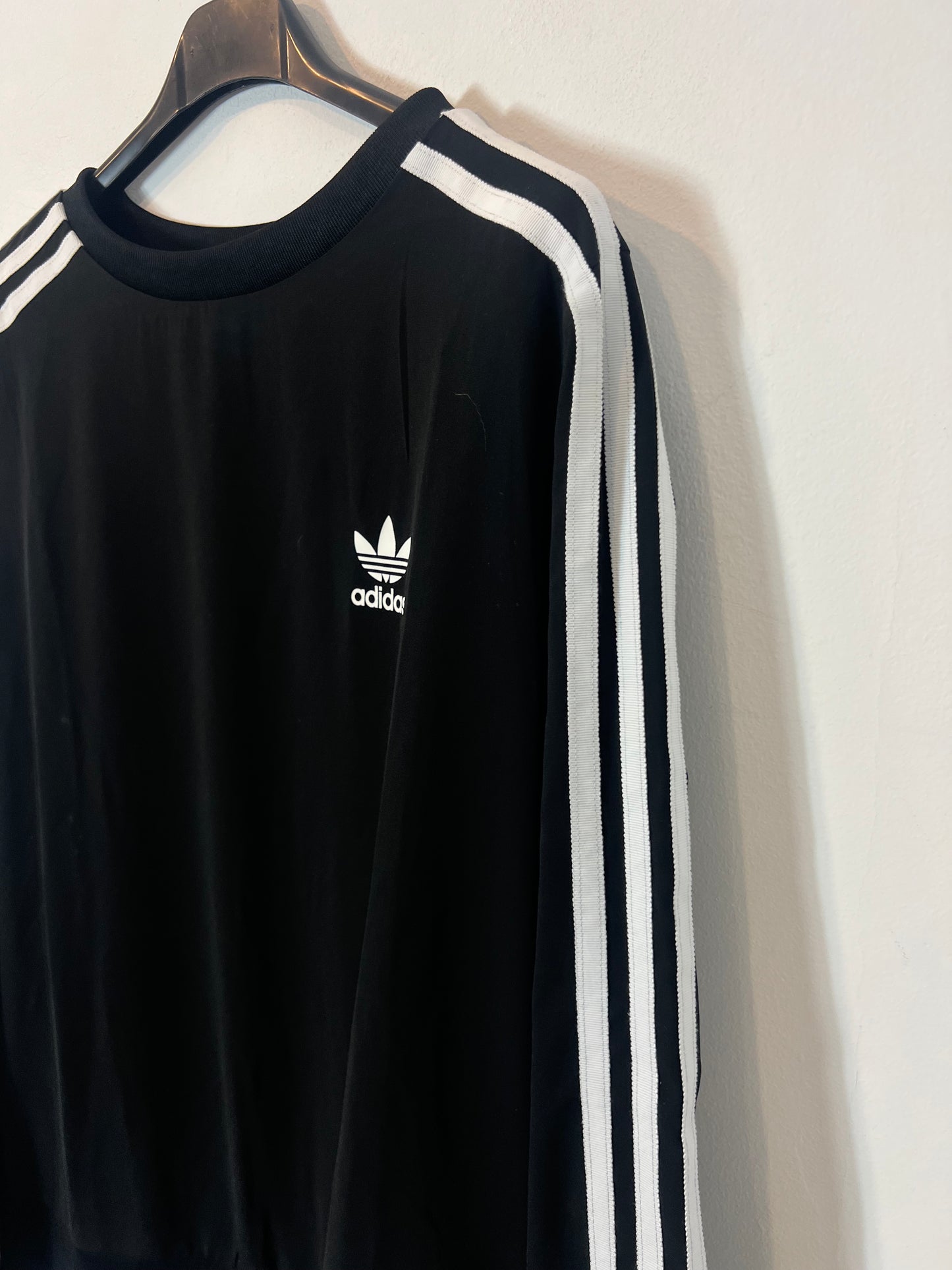 ADIDAS. Sudadera negra fluida. T M