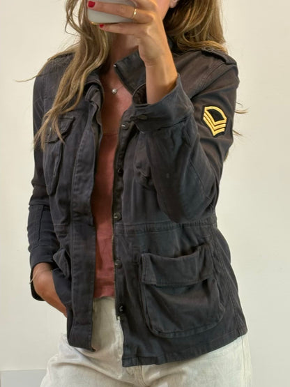 REIKO. Chaqueta azul estilo militar bordados