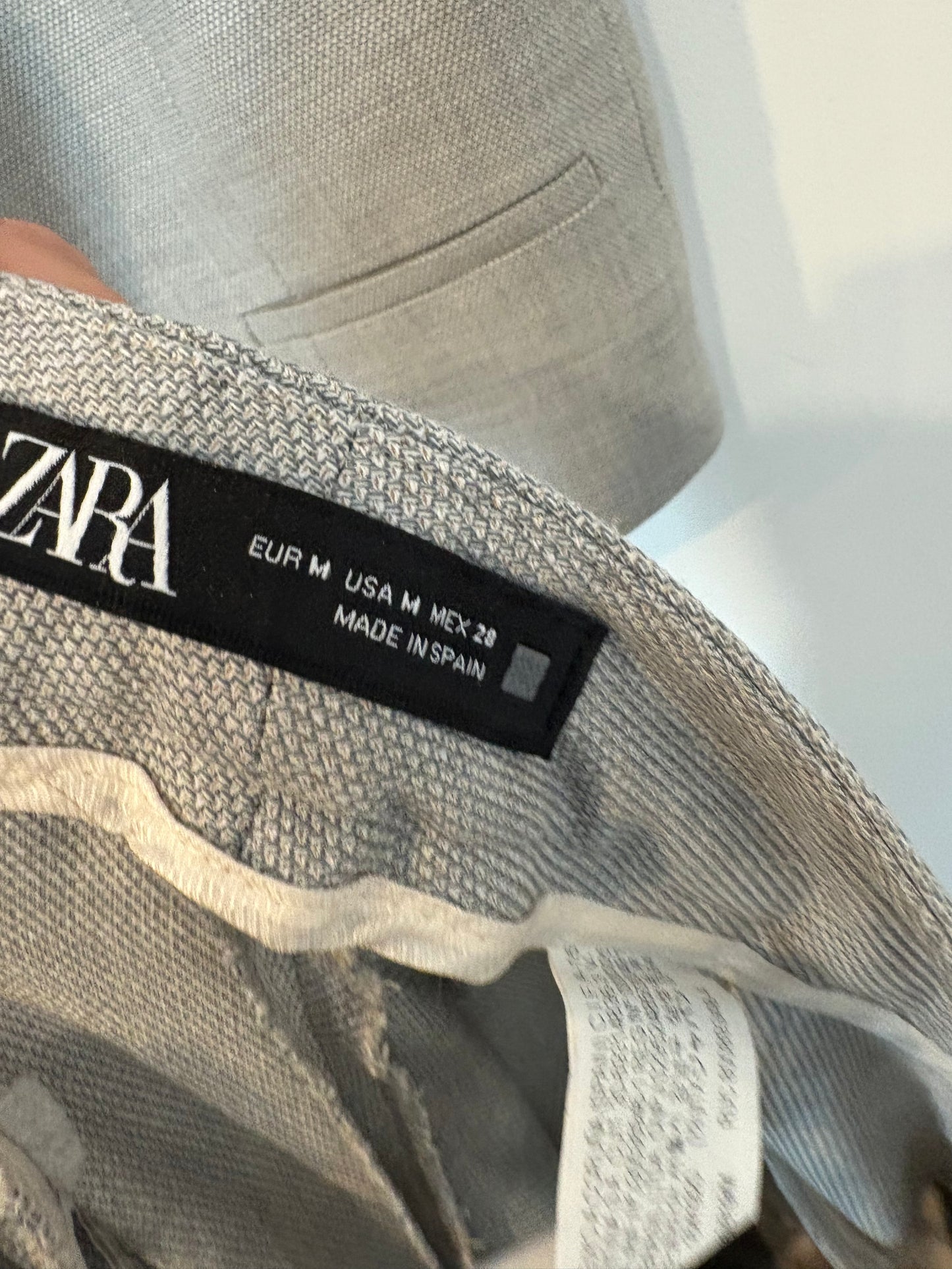 ZARA. Conjunto gris claro textura