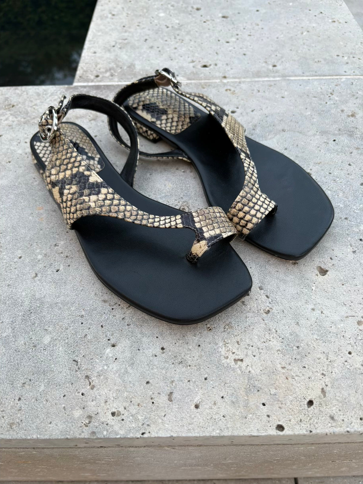 LATOUCHE. Sandalia piel cruzada snake print. T 37