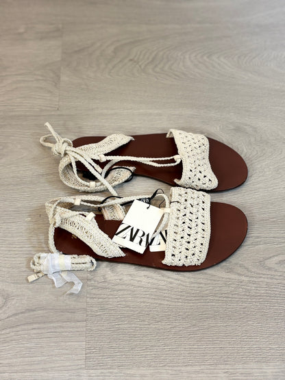 ZARA. Sandalia plana crochet. T 39