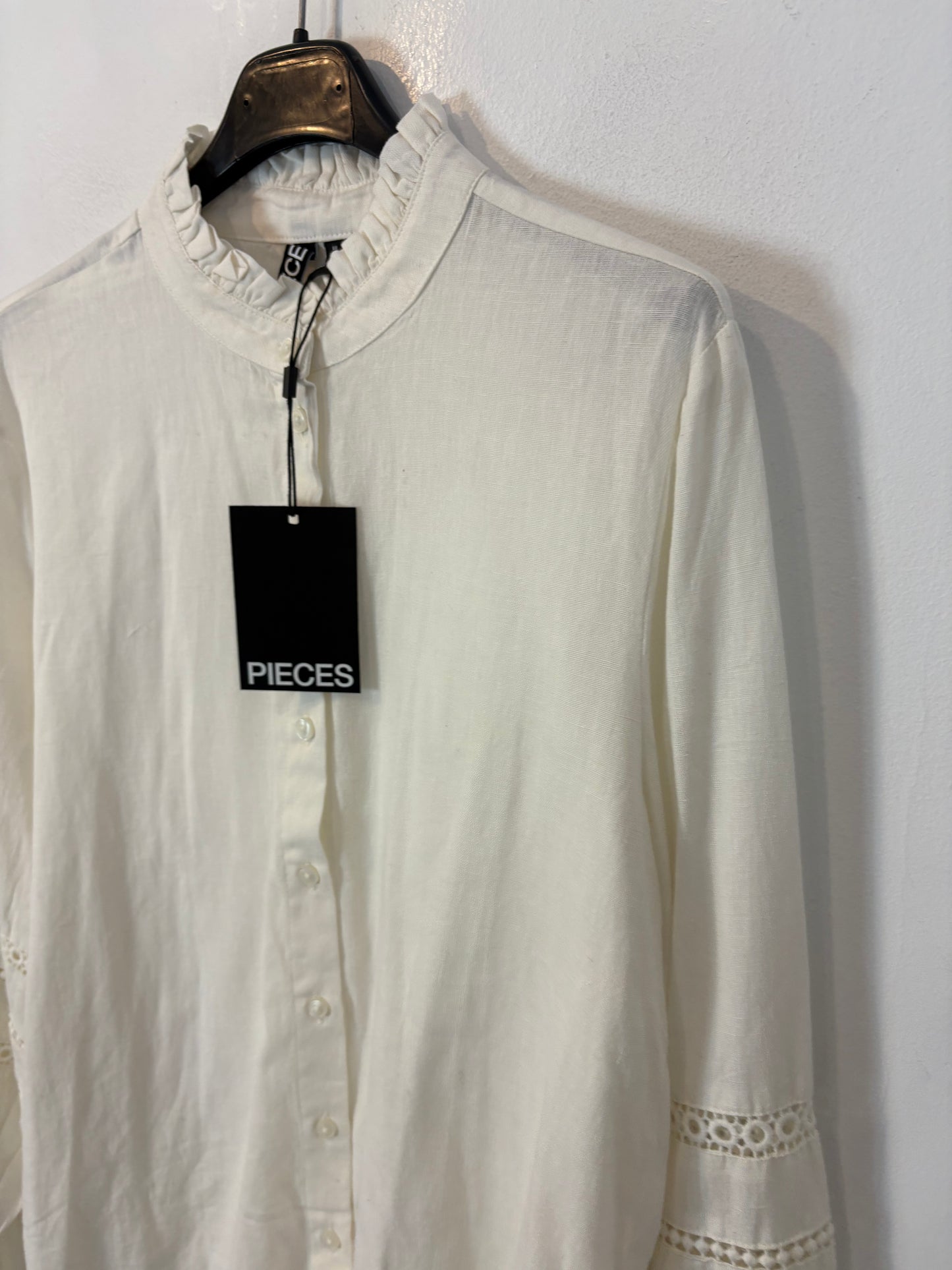 PIECES. Blusa algodón manga volante