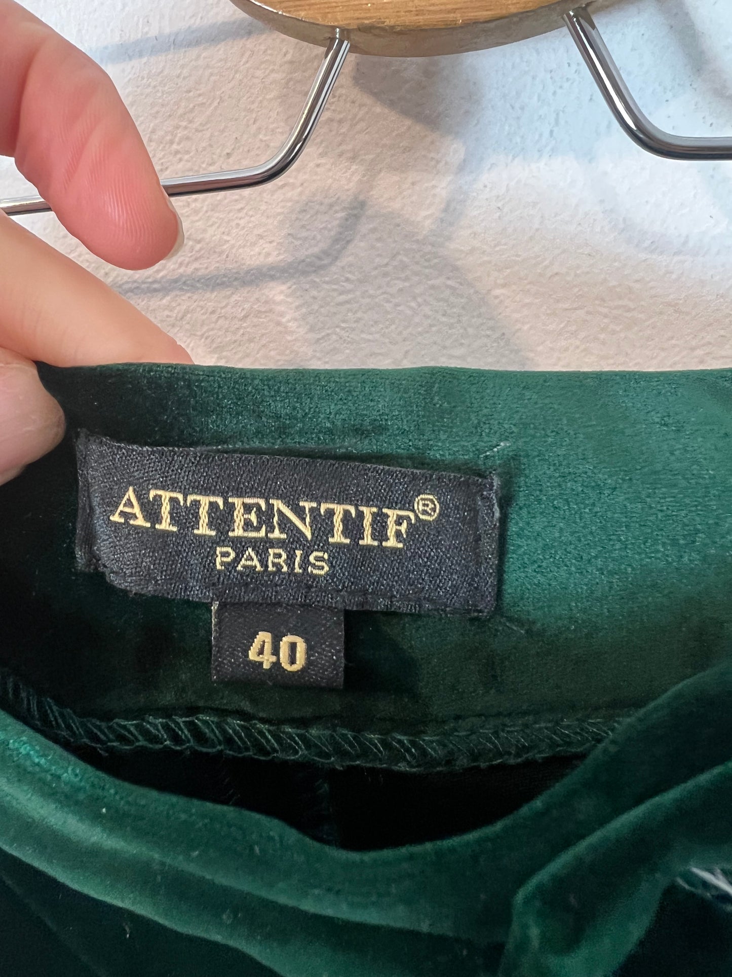 ATTENTIF. Pantalón terciopelo verde. T 40