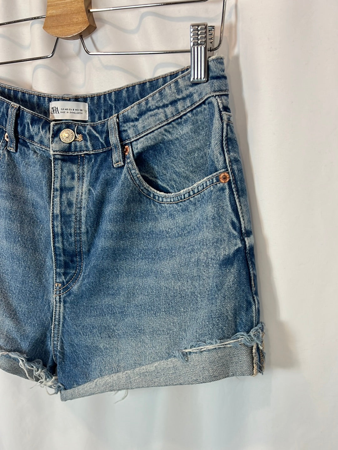 ZARA. Shorts vaquero dobladillo T.40