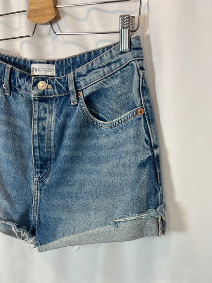 ZARA. Shorts vaquero dobladillo T.40