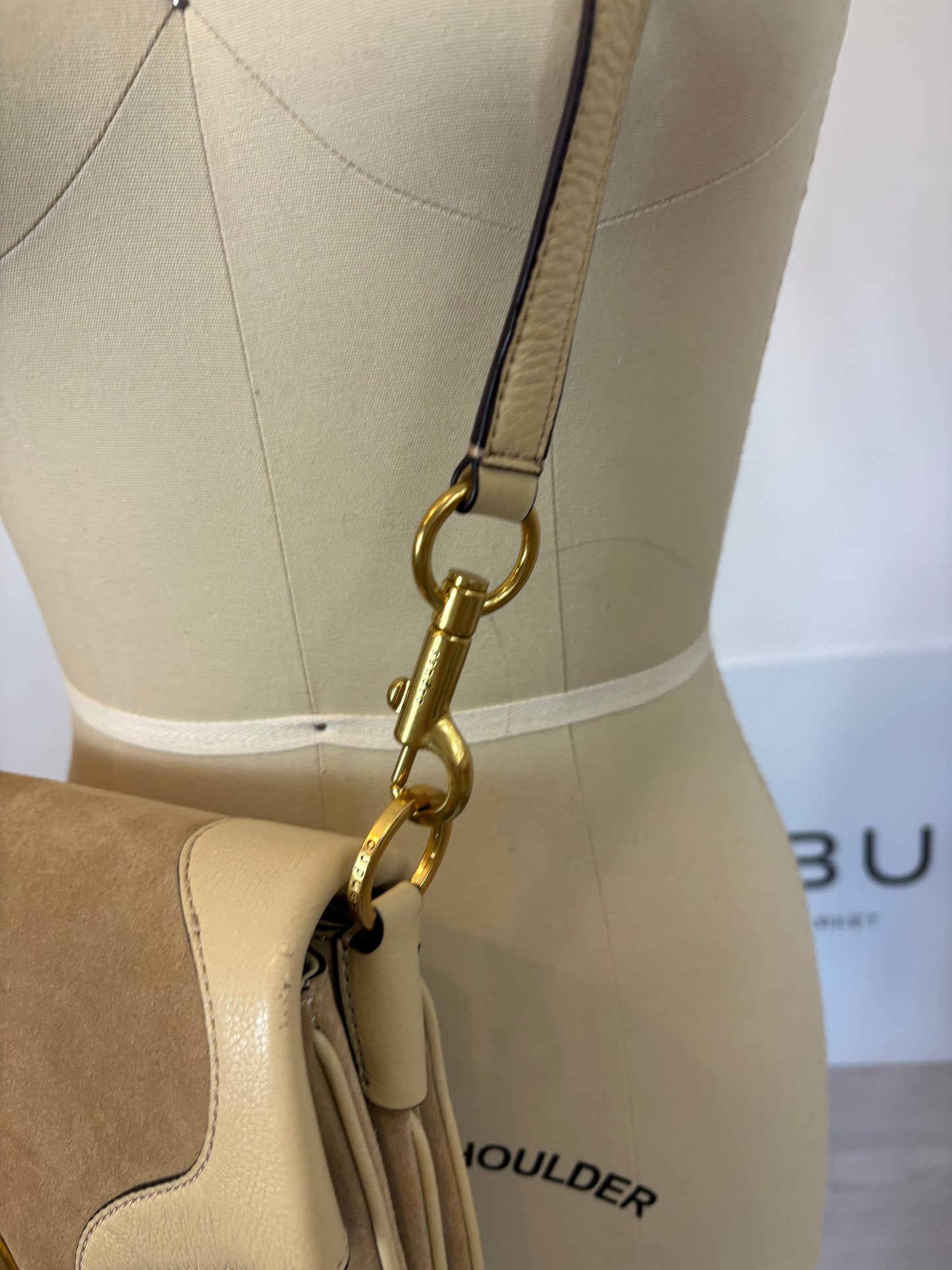 SANDRO. Bolso beige piel doble textura