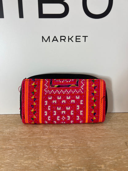 OTRAS. Cartera bordados colores
