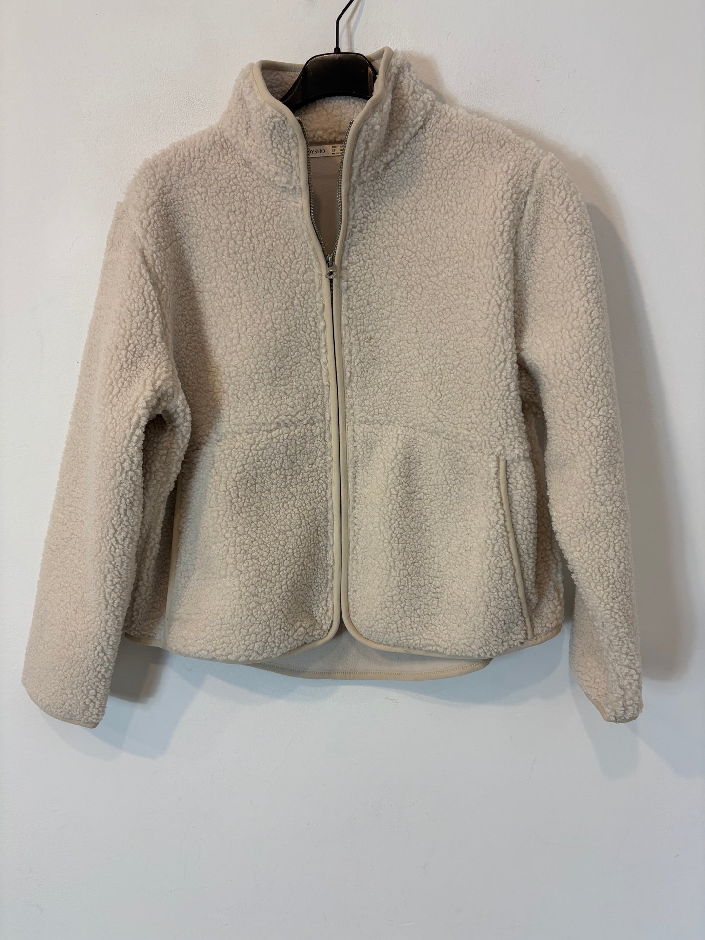 OYSHO. Chaqueta borrego beige