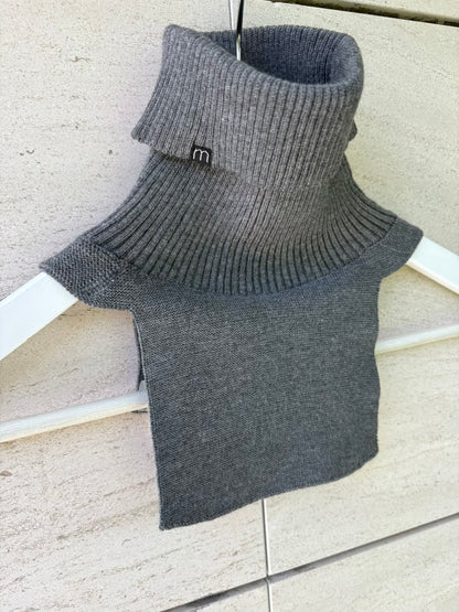 MINIMO. Cuello punto gris
