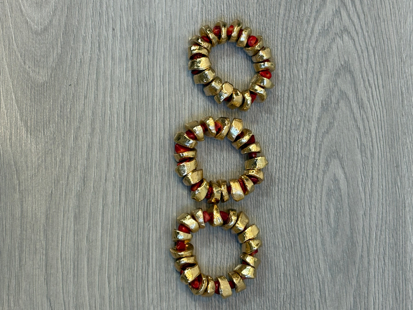 OTRAS. pack 3 pulseras dorado y coral