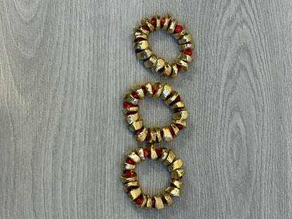 OTRAS. pack 3 pulseras dorado y coral