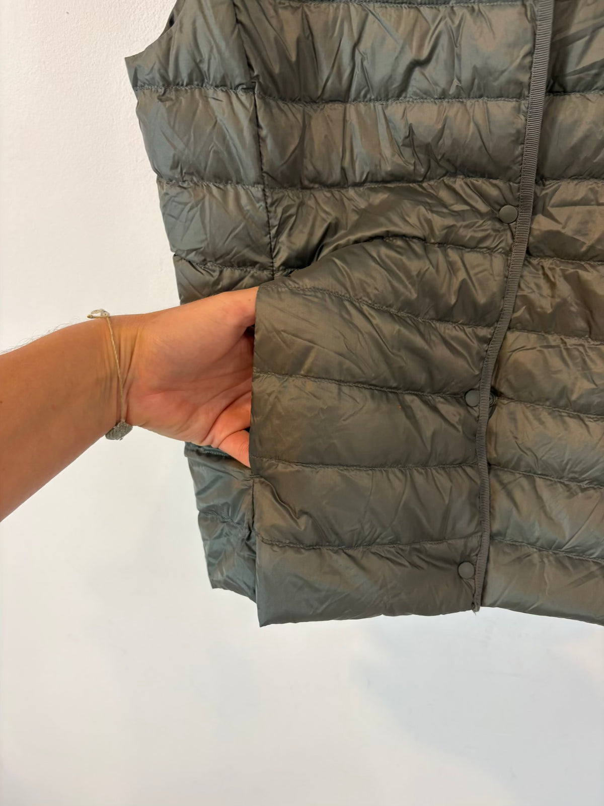 UNIQLO. Chaleco verde ultra ligero