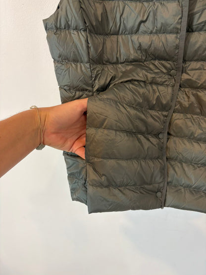 UNIQLO. Chaleco verde ultra ligero