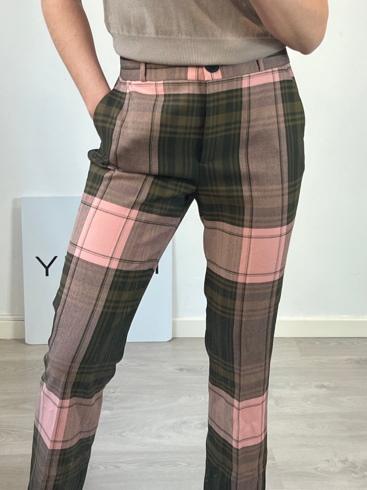 UTERQÜE. Pantalón cuadros textura. T L