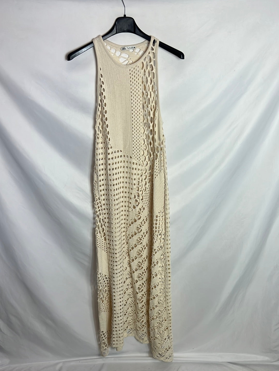ZARA. vestido beige troquelado. T S