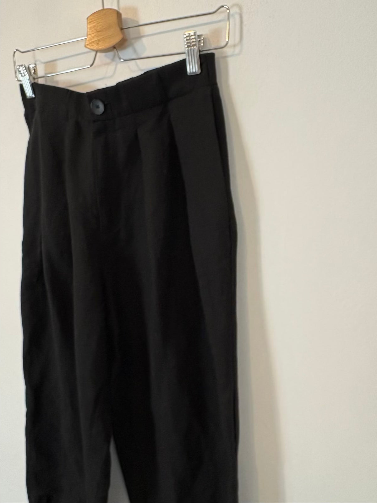 ZARA. Pantalón negro con lino