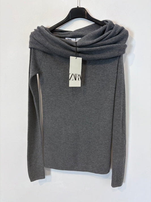 ZARA. Jersey gris cuello
