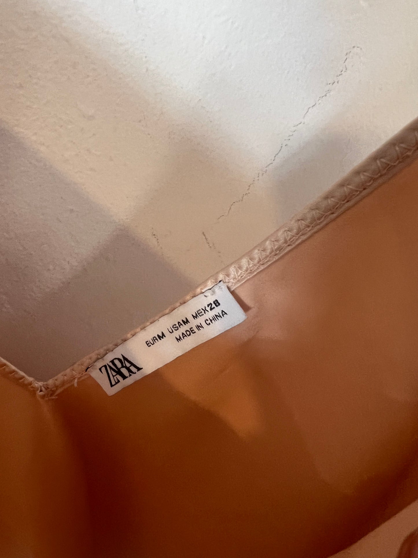 ZARA. Top satinado beige. T M