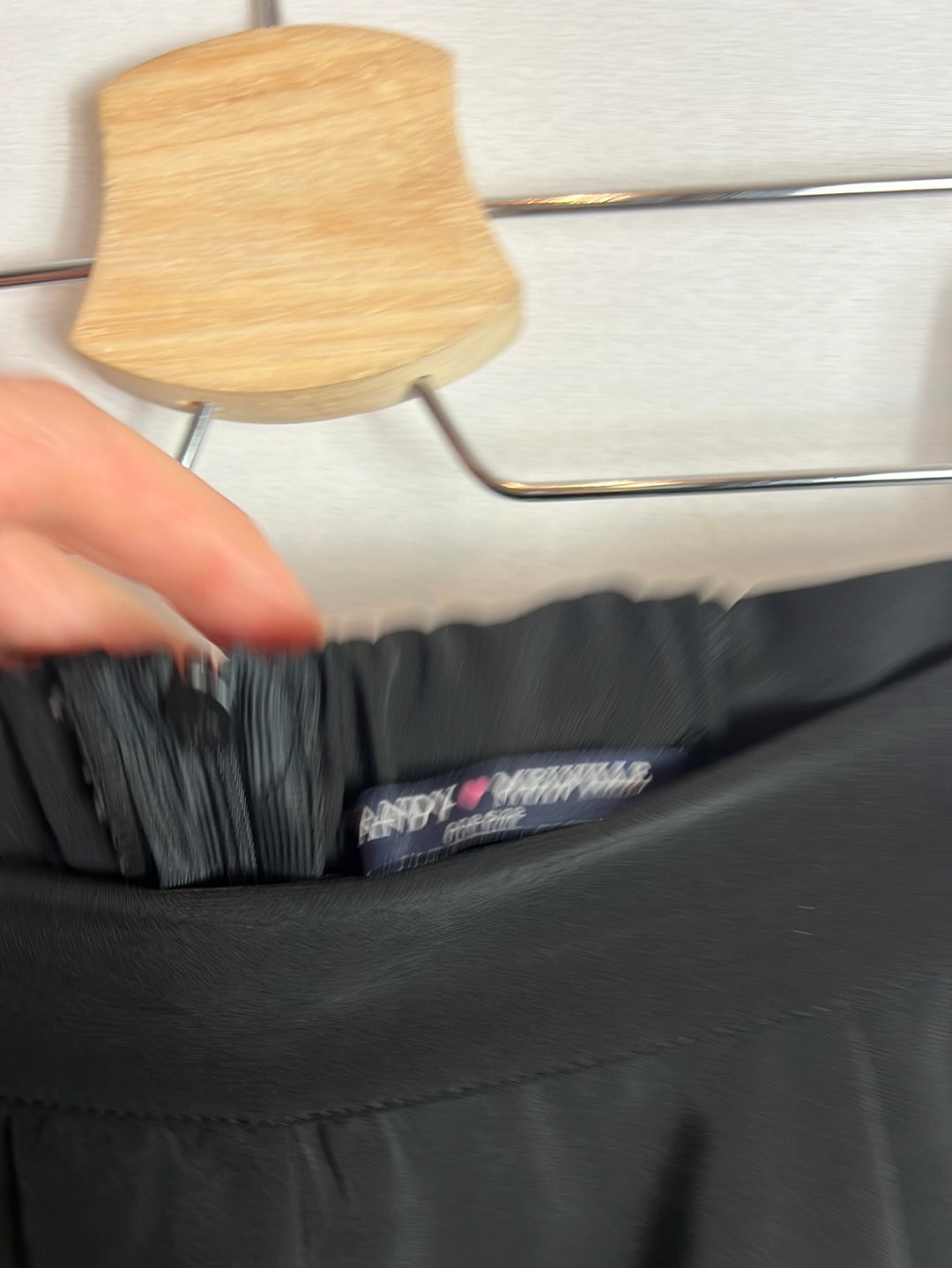 BRANDY MELVILLE. Falda corta negra vuelo. T XS